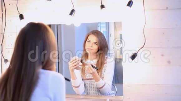 女孩化妆刷套装粉镜视频的预览图
