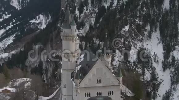 纽什旺斯坦城堡在岩石在冬日巴伐利亚阿尔卑斯山德国鸟瞰图视频的预览图