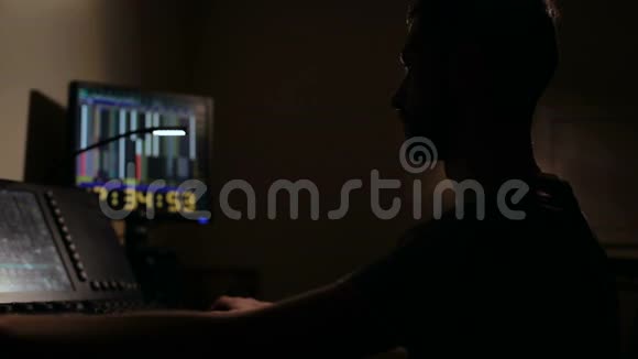 控制室里一个男人的剪影视频的预览图