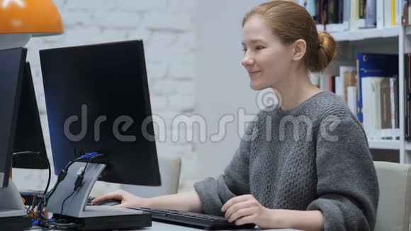 红发妇女在办公室的在线网络视频聊天视频的预览图