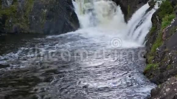 河上的急流在两岸经过悬崖视频的预览图
