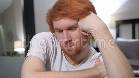 随便睡觉坐着红头发的人关门视频的预览图