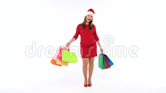圣诞女购物者拿着白色背景的五彩购物袋在工作室让去度假购物吧视频的预览图