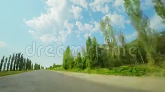 4K超垂驱动在一个古老的乡村道路与种植和差的沥青表面视频的预览图