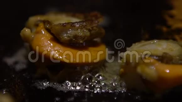 慢动作美食海美食厨师在厨房里烤蛤蜊视频的预览图