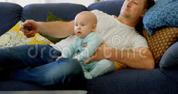 爸爸和小男孩在客厅看电视视频的预览图