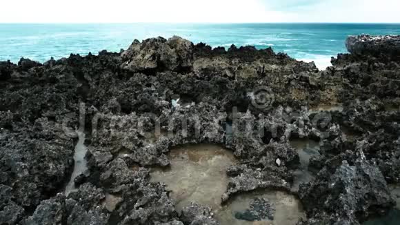 巴厘岛的岩石和悬崖上溅起巨浪视频的预览图