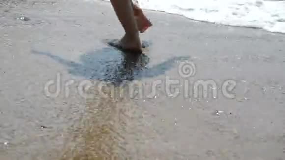 活跃运动的赤脚女人沿着海滨跑着妇女健身慢跑训练和体育活动视频的预览图