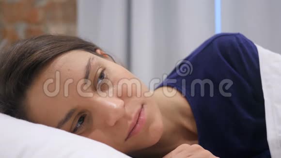 梦魇沉睡的西班牙女人被可怕的梦所困扰视频的预览图