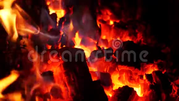 巨大燃烧的原木发出强烈的火焰视频的预览图