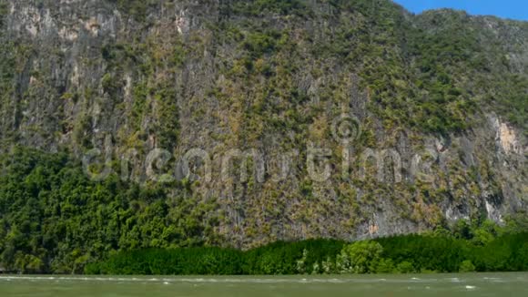 峻峭的崖头河面上有罕见的树木视频的预览图
