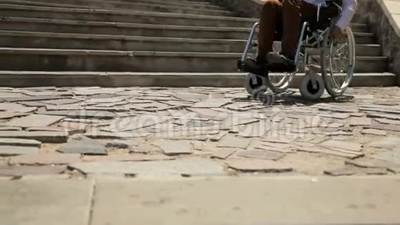 把轮椅上的青年残疾人关在楼梯前视频的预览图