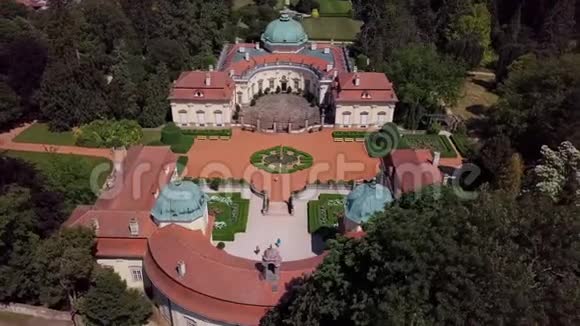 捷克共和国布克洛维奇城堡周围飞行视频的预览图