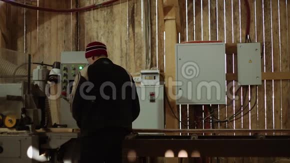 在锯木厂Joiners把木材木板放在精炼机上视频的预览图
