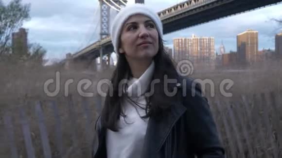 纽约布鲁克林大桥年轻女子沿着哈德逊河散步视频的预览图