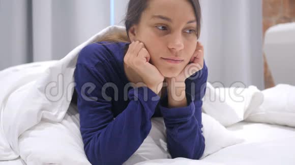 思考床上的西班牙妇女梦想头脑风暴视频的预览图