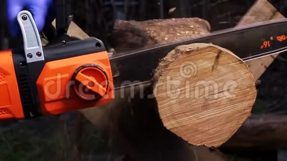 工人与电锯切割木材特写视频视频的预览图