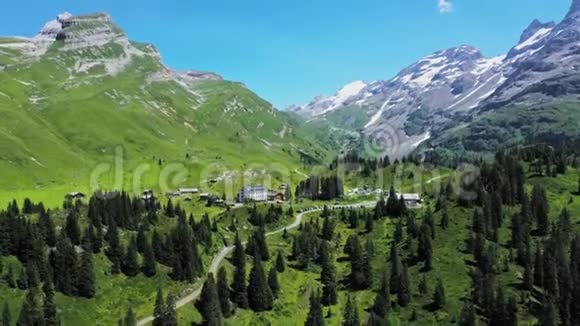 瑞士阿尔卑斯山的美丽风景空中飞行画面视频的预览图