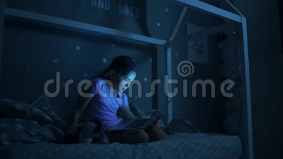 晚上在床上看电影的小女孩视频的预览图