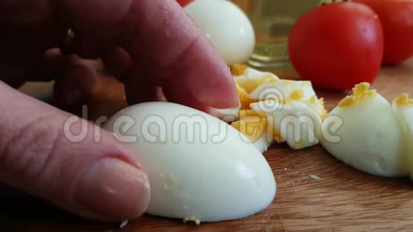 手切煮鸡蛋熟视频的预览图