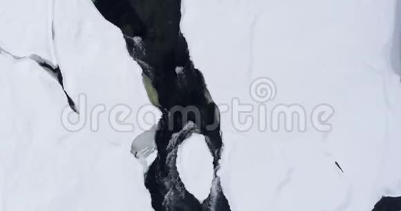 冬季雪域的溪流视频的预览图