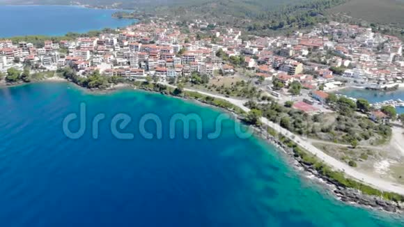 希腊查尔基迪基锡托尼亚尼奥斯马马马拉斯镇海岸蓝色海水的无人机航天观景图视频的预览图