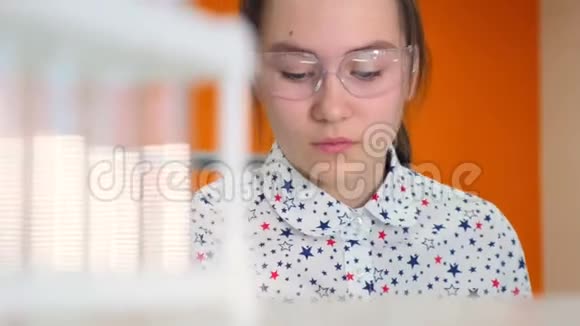 一个女学生在烧杯里混合化学物质视频的预览图