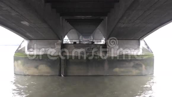桥的下部视图视频的预览图