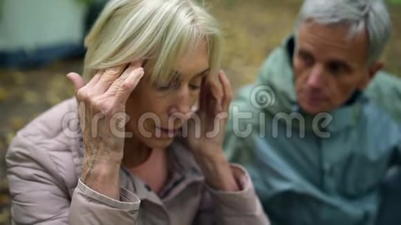 生病的老年妇女在森林里头痛视频的预览图