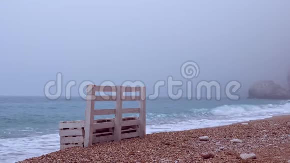 一条孤独的长凳矗立在海边视频的预览图