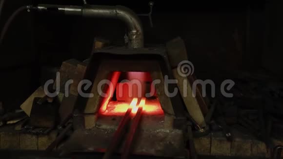 钢条放置在炉子上的近距离射击视频的预览图