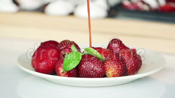 在草莓上加入甜酱超级慢动作视频的预览图