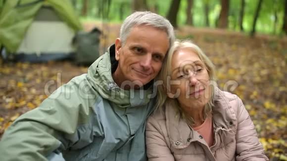 快乐的退休夫妇在森林里亲密无间视频的预览图