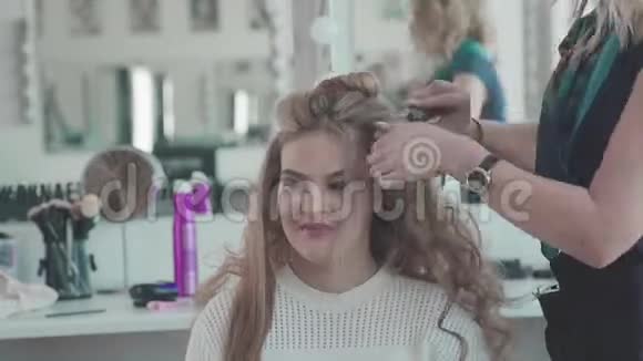 给金发女人做戒指的发型师视频的预览图