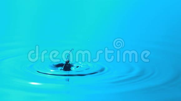 缓慢运动的蓝色水滴视频的预览图