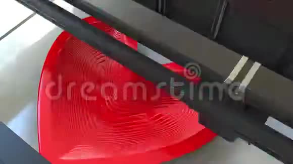 用3D打印机打印塑料红色心形延时动画视频的预览图