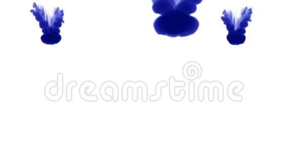 白色背景上三股强大的深蓝色墨水从上到下溶解在水中侧视如视频的预览图