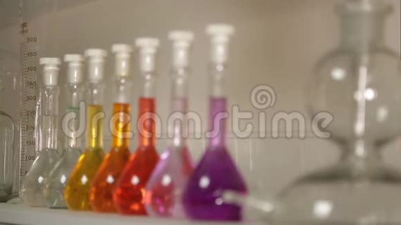 带有化学液体的实验室烧瓶视频的预览图