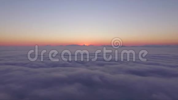 乘无人驾驶飞机飞越云层云怪视频的预览图