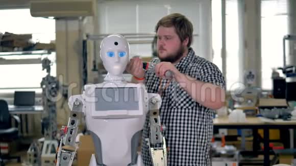 一个操作机器人的头在工作视频的预览图