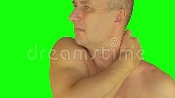 极近镜头的人摩擦他的脖子和肩膀颈部疼痛腰部问题视频的预览图