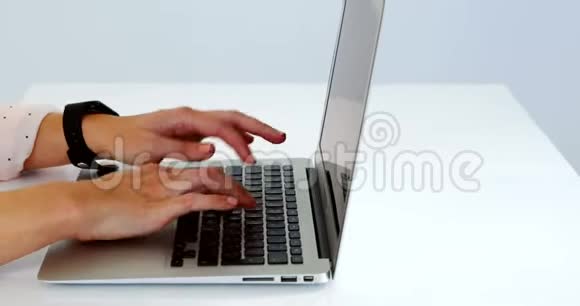 使用笔记本电脑的女性白色背景4k视频的预览图