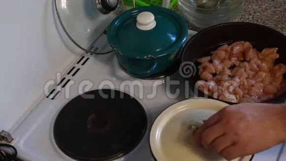 那个人用盖子盖上西红柿然后用煎锅搅动鸡肉番茄汤配料的准备视频的预览图