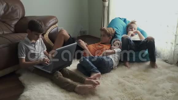 4个小男孩在家里玩电子产品视频的预览图