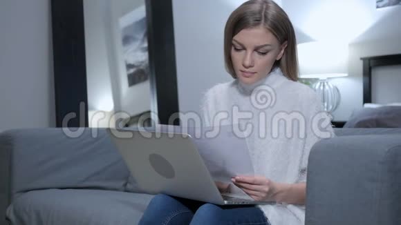 青年妇女读书信手提电脑视频的预览图