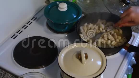 那个人正在煎锅里搅拌鸡肉在平底锅里搅拌西红柿番茄汤配料的准备视频的预览图