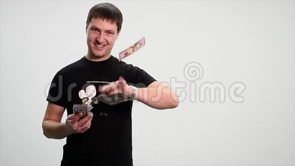 年轻人把钱投到相机上美元视频的预览图