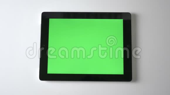 女性手做捏放大平板电脑绿色屏幕色度概念顶拍60fps视频的预览图