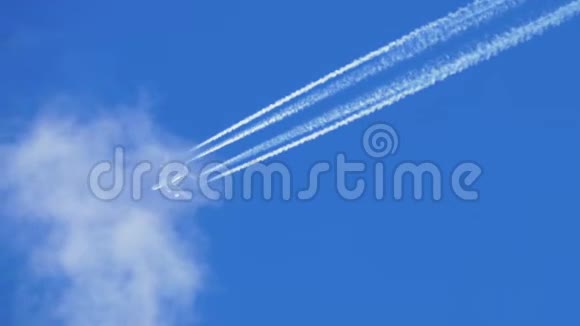 飞机逆着蓝天飞行天空中飞机的痕迹视频的预览图