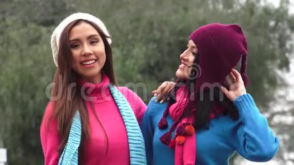 在寒冷的天气里快乐的西班牙女人视频的预览图